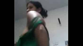 wwwwxxx com INDIAN Mallu Aunty cloths & SHOWING BOOBS